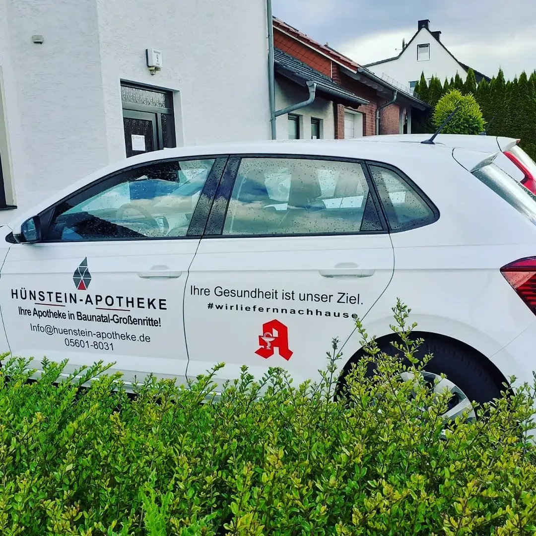 Der Botendienstwagen der Hünstein-Apotheke mit Logo, Anschrift und dem Hinweis „Ihre Gesundheit ist unser Ziel“
