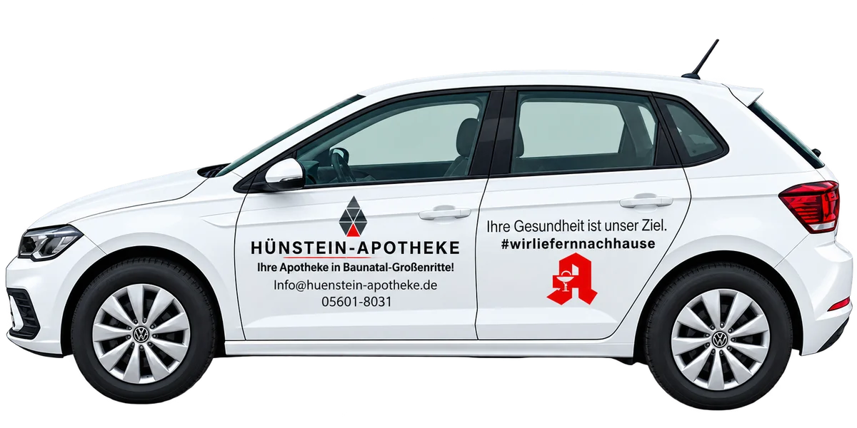 Der Botendienstwagen der Hünstein-Apotheke, freigestellt, mit Logo, Anschrift, Telefonnummer und dem Hinweis „Ihre Gesundheit ist unser Ziel“